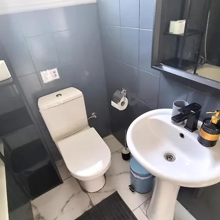 Cozy Apt, Near Airport With 100mbit Internet דירה לרנקה